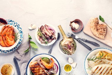 Hafif arka planda ızgara balık ve deniz ürünleri çeşitleri. Ev yapımı yemek konsepti. Üst görünüm, düz görünüm, kopyalama alanı