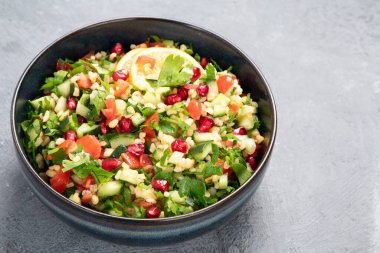 Koyu arkaplanda taze Tabbouleh salatası. Akdeniz diyeti konsepti. Düz konum, üst görünüm, kopyalama alanı
