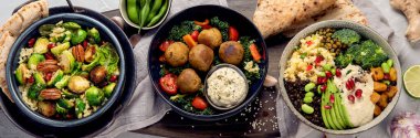 Hafif arka planda vegan yemekleri. Akdeniz diyeti konsepti. Düz yatış, üst manzara, manzara