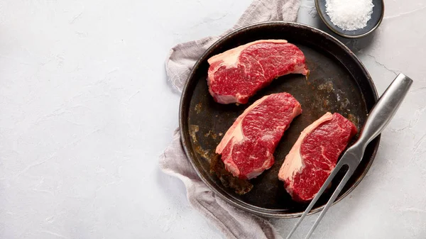 Izgara balık, deniz ürünleri ve arka planda et çeşitleri. Ev yapımı yemek konsepti. Üst görünüm, düz görünüm, kopyalama alanı