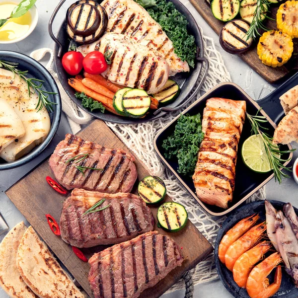 Surtido Pescados Mariscos Carnes Parrilla Sobre Fondo Claro Concepto Comida —  Fotos de Stock