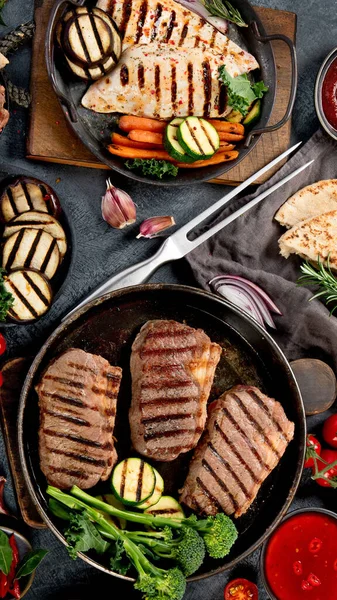 Churrasco Grelhado Variedade Carne Fundo Escuro Conceito Comida Caseira Vista — Fotografia de Stock