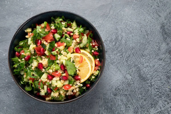 Salada Tabbouleh Fresca Fundo Escuro Conceito Dieta Mediterrânica Flat Lay — Fotografia de Stock