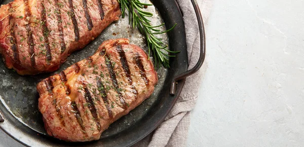 Bistecca Alla Griglia Fondo Chiaro Cibo Fatto Casa Concetto Vista — Foto Stock