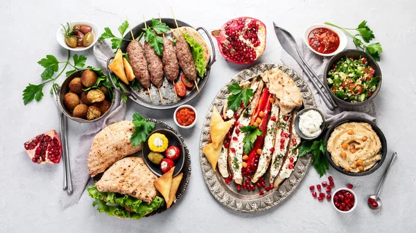 Libanees Voedselassortiment Lichte Ondergrond Traditioneel Voedselconcept Bovenaanzicht Vlak Lay — Stockfoto