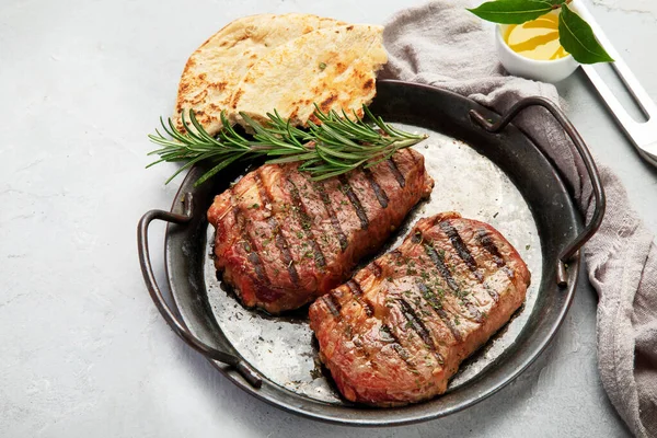 Bife Grelhado Fundo Claro Conceito Comida Caseira Espaço Cópia — Fotografia de Stock