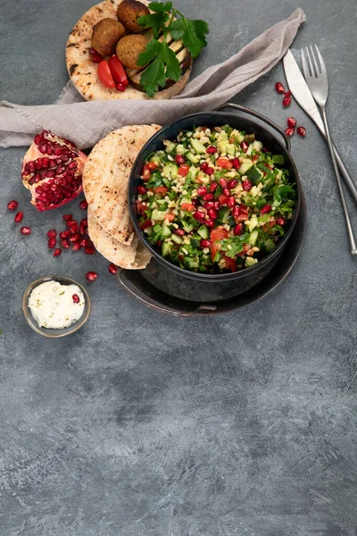Frischer Tabbouleh Salat Auf Dunklem Hintergrund Mediterranes Ernährungskonzept Flache Lage — Stockfoto