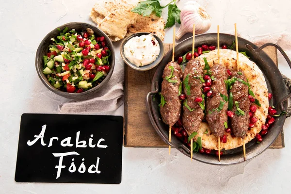 Kebab Com Pita Fundo Claro Conceito Dieta Mediterrânica Deitado Plano — Fotografia de Stock