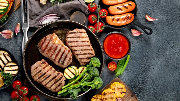 Gegrilltes Grillfleischsortiment Auf Dunklem Hintergrund Selbstgemachtes Draufsicht Flache Lage Kopierraum — Stockfoto