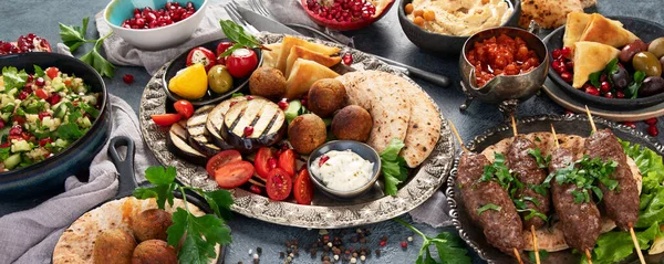 Surtido Comida Árabe Sobre Fondo Oscuro Concepto Comida Tradicional Panorama — Foto de Stock