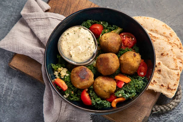 Falafel Con Hummus Sfondo Scuro Concetto Dieta Mediterranea Posa Piatta — Foto Stock