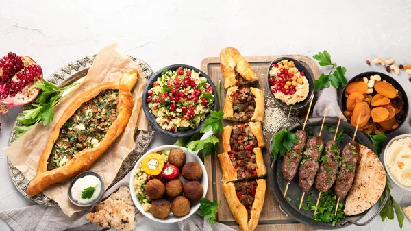 Türkisches Essen Auf Hellem Hintergrund Traditionelles Ernährungskonzept Flache Lage Draufsicht — Stockfoto
