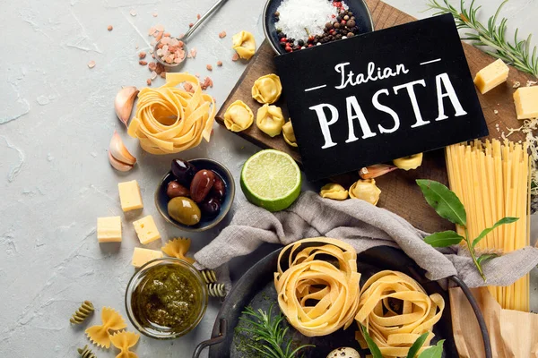 Olasz Tészta Választék Könnyű Háttérrel Hagyományos Étel Koncepció Lapos Fekvés — Stock Fotó
