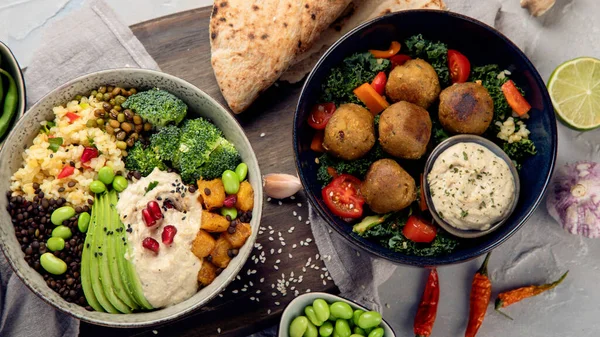 Vegane Gerichte Auf Hellem Hintergrund Mediterranes Ernährungskonzept Flache Lage Draufsicht — Stockfoto