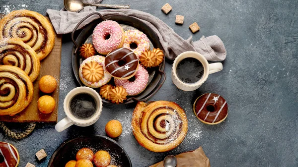 Tisch Mit Verschiedenen Keksen Donuts Kuchen Und Kaffeetassen Auf Dunklem — Stockfoto