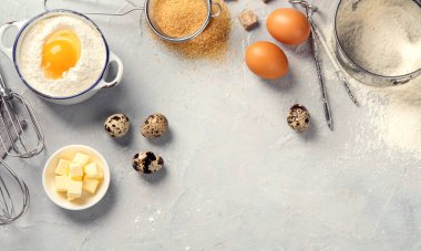 Hafif arka planda pişirme malzemeleri. Pişirme konsepti. Düz konum, üst görünüm, kopyalama alanı