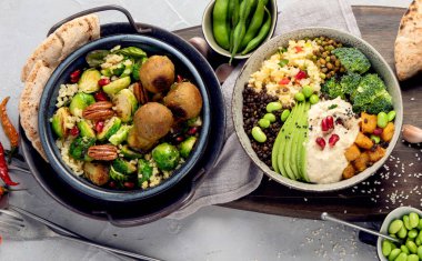 Hafif arka planda vegan yemekleri. Akdeniz diyeti konsepti. Düz yatış, üst manzara, manzara