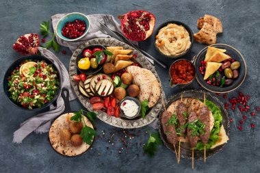 Karanlık arka planda Arapça yemek çeşitleri. Geleneksel gıda konsepti. Üst görünüm, düz görünüm, kopyalama alanı