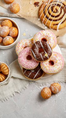Hafif arka planda tatlılar. Taze yapılmış fırın ve ikramlar. Düz konum, üst görünüm, kopyalama alanı