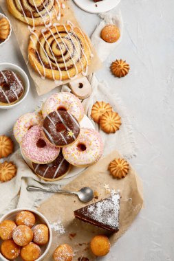 Hafif arka planda tatlılar. Taze yapılmış fırın ve ikramlar. Düz konum, üst görünüm, kopyalama alanı