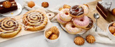 Hafif arka planda tatlılar. Taze yapılmış fırın ve ikramlar. panorama