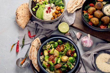 Hafif arka planda vegan yemekleri. Akdeniz diyeti konsepti. Düz konum, üst görünüm, kopyalama alanı