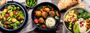 Hafif arka planda vegan yemekleri. Akdeniz diyeti konsepti. Düz yatış, üst manzara, manzara
