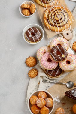 Hafif arka planda tatlılar. Taze yapılmış fırın ve ikramlar. Düz konum, üst görünüm, kopyalama alanı