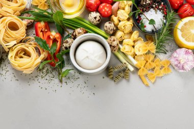 Hafif arka planda İtalyan yemek çeşitleri. Geleneksel gıda konsepti. Düz konum, üst görünüm, kopyalama alanı