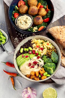 Hafif arka planda vegan yemekleri. Akdeniz diyeti konsepti. Düz yatış, üst görünüm