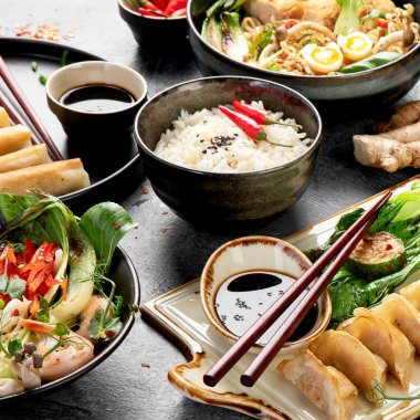 Koyu arka planda Asya yemekleri, üst manzara.