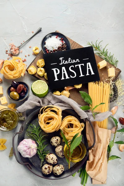 Olasz Tészta Választék Könnyű Háttérrel Hagyományos Étel Koncepció Lapos Fekvés — Stock Fotó