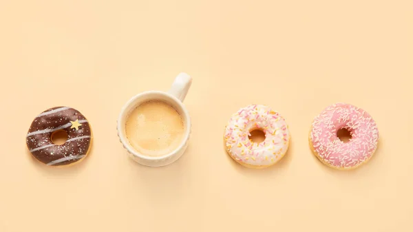 노란색 배경에 커피를 곁들인 도넛이요 베이커리 — 스톡 사진