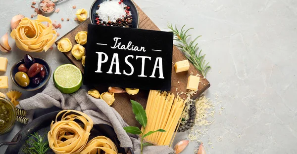 Variedade Massas Italianas Fundo Claro Conceito Comida Tradicional Flat Lay — Fotografia de Stock