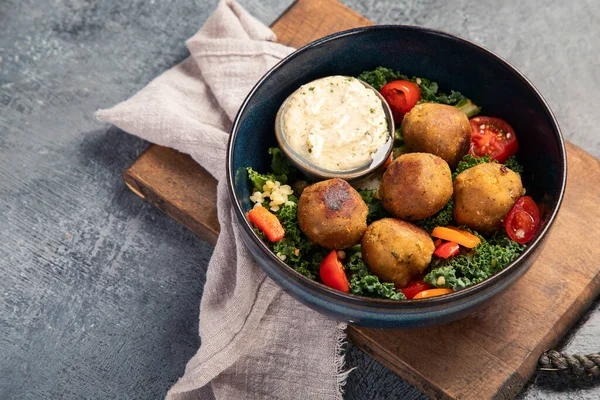 Falafel Med Hummus Mörk Bakgrund Medelhavsdietkoncept Kopieringsutrymme — Stockfoto