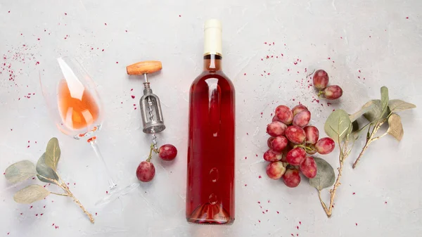 Бутылка Розового Вина Сером Фоне Летний Напиток Вечеринки Винного Магазина — стоковое фото