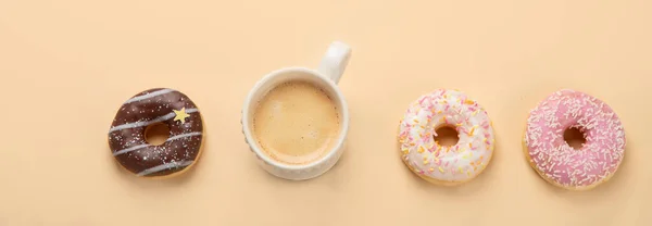 노란색 배경에 커피를 곁들인 도넛이요 베이커리 파노라마 — 스톡 사진