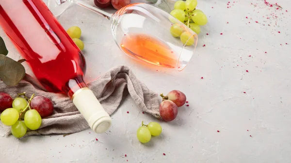 Eine Flasche Rosenwein Auf Grauem Hintergrund Sommerdrink Für Party Vinothek — Stockfoto