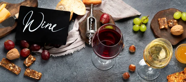 Czerwone Wino Przystawkami Szarym Tle Letni Napój Imprezę Winiarnię Lub — Zdjęcie stockowe