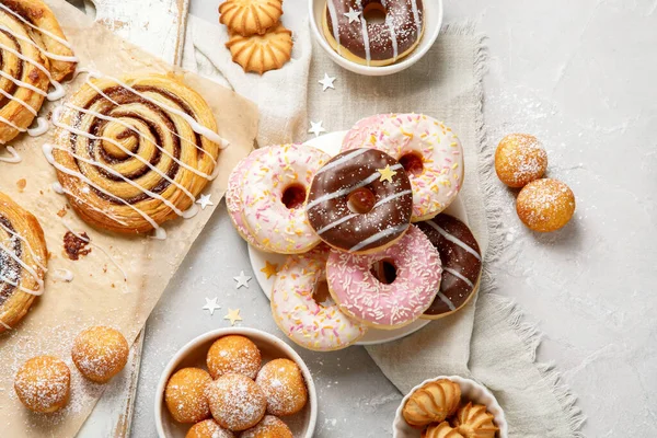 Dessertsortiment Auf Hellem Hintergrund Frisch Gebackene Backwaren Und Leckereien Flache — Stockfoto