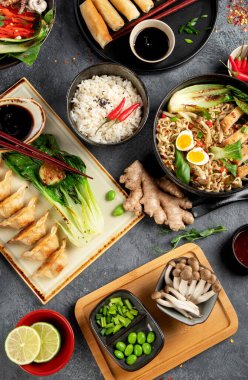 Koyu arka planda Asya yemekleri, üst manzara.