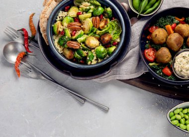 Hafif arka planda vegan yemekleri. Akdeniz diyeti konsepti. Düz konum, üst görünüm, kopyalama alanı