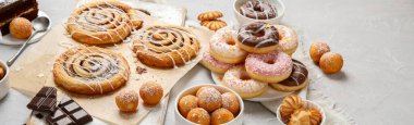 Hafif arka planda tatlılar. Taze yapılmış fırın ve ikramlar. panorama