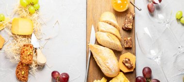 Gri arka planda atıştırmalıklar olan bir şişe gül şarabı. Parti için yaz içeceği, şarap dükkanı ya da şarap tatma konsepti. Düz yatış, üst manzara, manzara