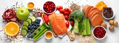 Hafif arka planda yaşlanma karşıtı gıdalar. Sağlıklı kalp, beyin ve iyi hafıza için yemek. Yüksek miktarda antioksidan, mineral ve vitamin. Üst manzara, düz yatış, manzara