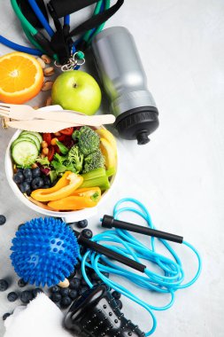Sağlıklı yiyecekler ve egzersiz aletleri. Sağlıklı yaşam tarzı kavramı. Düz konum, üst görünüm, kopyalama alanı