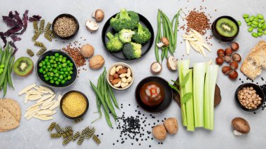 Bitkisel beslenmenin besin kaynakları. Baklagiller, kurutulmuş meyveler, tohumlar, fındıklar ve sebzelerle sağlıklı beslenme. Yüksek proteinli yiyecekler, antioksidan, vitamin ve lif. Üst manzara, düz uzanma.