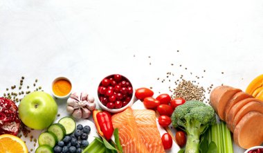 Hafif arka planda yaşlanma karşıtı gıdalar. Sağlıklı kalp, beyin ve iyi hafıza için yemek. Yüksek miktarda antioksidan, mineral ve vitamin. Üst görünüm, düz görünüm, kopyalama alanı