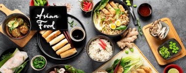 Koyu arka planda Asya yemekleri, üst manzara.