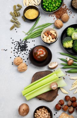 Bitkisel beslenmenin besin kaynakları. Baklagiller, kurutulmuş meyveler, tohumlar, fındıklar ve sebzelerle sağlıklı beslenme. Yüksek proteinli yiyecekler, antioksidan, vitamin ve lif. Üst manzara, düz uzanma.